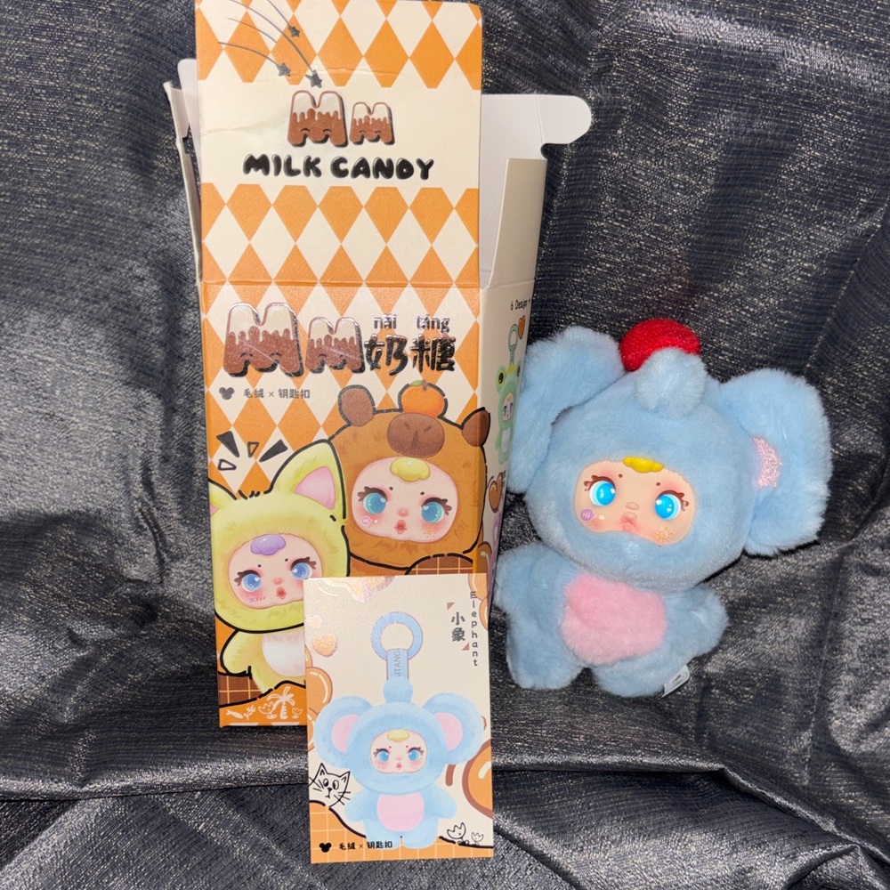 Opened unused MM Blue elephant keychain
